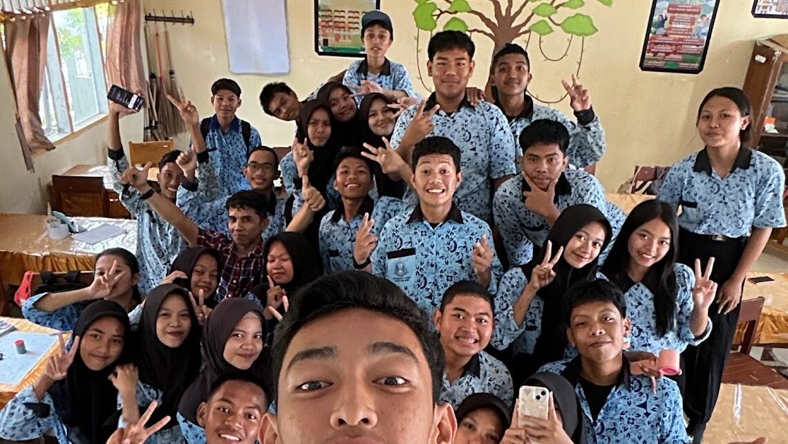 Guru vs Google: Mengapa Peran Pendidik Kini Jauh Lebih Penting dari Sekadar Memberi Materi?